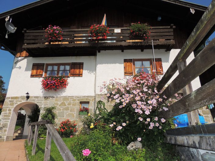 Aussenansicht der Ferienwohnung Berghäusl in Oberau bei Berchtesgaden. Familie Brandner freut sich auf Ihren Aufenthalt.